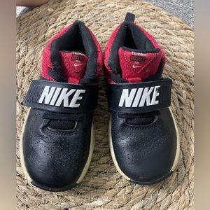 Nike Team Hustle D8 Toddler kids Tennis Shoes Red Black Sz 10